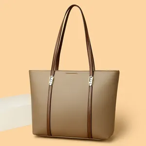Grand sac cabas en cuir grainé kaki avec bandoulières marron et détails dorés