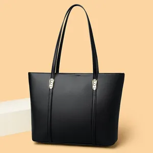 Sac cabas noir en cuir grainé avec grande capacité et boucles métalliques dorées chic