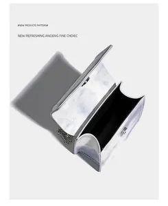 Dettagli interni della borsa marmorizzata con chiusura magnetica e tracolla a catena