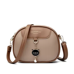 Gewatteerde bruine kunstleren crossbodytas met dubbele rits en een kattenhanger