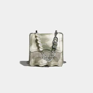Mini borsa a tracolla con motivo marmorizzato verde e manico in perle