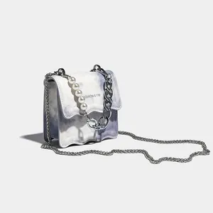 Piccola borsa a tracolla sfumata blu e bianca con patta ondulata e catena di perle