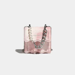 Borsa a tracolla rosa motivo marmo con manico di perle e design con bordi a onda