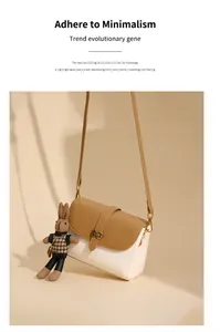 Detail der Umhängetasche in Beige-Khaki-Farbblock-Design mit Hasen-Anhänger