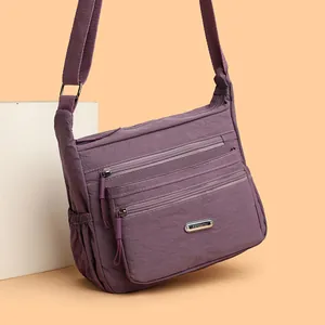Lila Nylon Umhängetasche mit mehreren Reißverschlüssen und verstellbarem Gurt