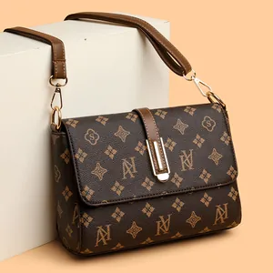 Klassieke monogram crossbodytas van bruin leer met een gouden magnetische gesp