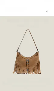 Détails du sac à bandoulière en daim marron avec de longues franges et boucle sculptée