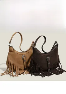 Détail de sacs hobo bohèmes rétro avec franges et boucles métalliques gravées