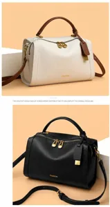 Détail du sac Boston en cuir à motif litchi avec ferrures dorées et double fermeture éclair