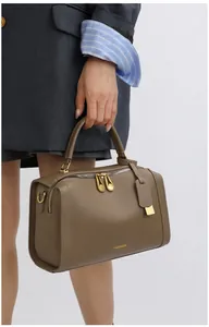 Detailansicht der dunkelbraunen Handtasche aus Leder mit goldfarbenem Reißverschluss