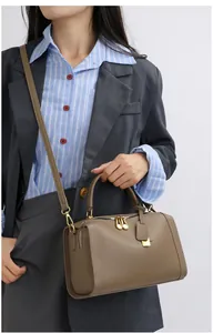 Details der Handtasche aus Leder mit Litschimuster, Goldreißverschluss und Gurt