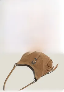 Gros plan du sac bandoulière en daim marron avec franges et boucle métallique