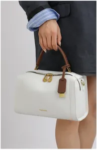 Detailansicht der weißen Lederhandtasche mit Kieselmaserung und goldenem Reißverschluss