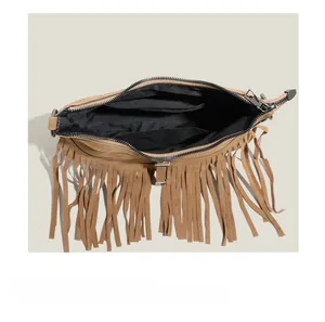 Détail de l'intérieur d'un sac en daim kaki avec poche zippée et longues franges