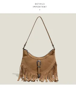 Gros plan du sac bandoulière bohème en daim marron avec de longues franges et boucle en métal