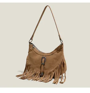 Détail du sac hobo en daim marron avec de longues franges et boucle en bronze sculpté