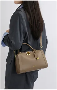 Braune Boston-Tasche aus Leder mit Goldreißverschluss und Fashion-Logo auf der Schulter
