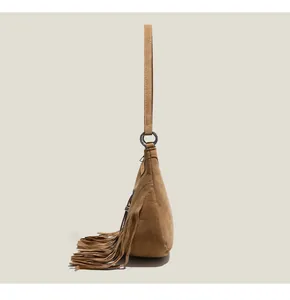 Vue détaillée du sac à bandoulière en daim camel avec franges bohèmes et anneau métallique