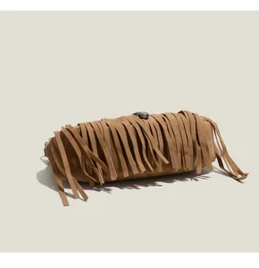 Détails d'un sac bandoulière en daim marron avec de longues franges de style bohème