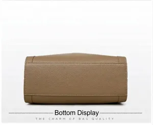 Vue détaillée du fond renforcé d'un grand sac à main en cuir marron avec texture litchi
