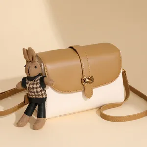 Große Damen Umhängetasche in Creme und Camel mit niedlichem Kaninchen Anhänger