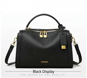 Détail du sac à main en cuir grainé noir avec logo et finitions métalliques dorées