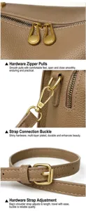 Détail du sac à main en cuir grainé avec fermetures éclair dorées et bandoulière réglable