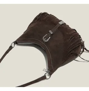 Détails du sac hobo en daim marron foncé avec des franges et une boucle en métal vintage
