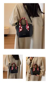 Vues détaillées d'un sac à main en similicuir noir orné d'un foulard en soie à cœurs