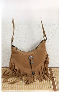 Détails du sac à bandoulière en daim caramel avec de longues franges et boucle