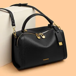 Große schwarze Boston-Handtasche aus Leder mit Litschi-Struktur und goldenen Beschlägen