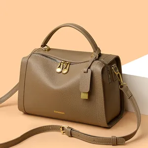 Braune Boston-Handtasche aus Litschi-Leder mit goldenen Reißverschlüssen und Gurt