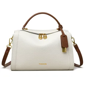 Große Handtasche in Weiß und Braun mit Lederstruktur und eleganten goldenen Beschlägen