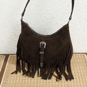 Sac hobo vintage en daim marron foncé avec longues franges et boucle argentée gravée