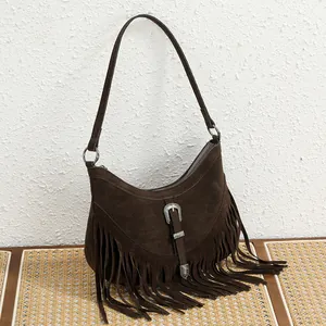 Sac bandoulière rétro marron givré avec franges bohèmes et boucle argentée