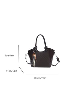 Sac seau marron avec motif embossé, poignée ronde et pendentif perles en bois stylé