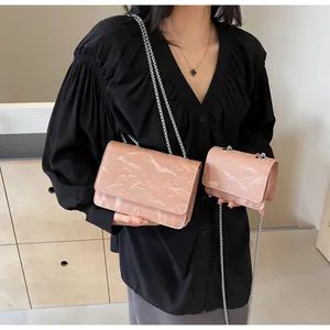 Dettaglio della borsa rosa marmorizzata con catena argento e mini portamonete kit
