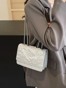 Borsa a tracolla argentata con catena e texture plissettata per un look alla moda