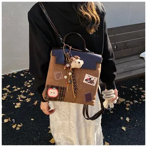 Détails du sac à dos vintage avec écussons de dessin animé et breloque ours en peluche