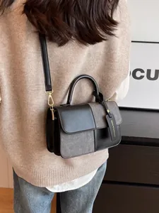 Bolso baguette minimalista con bloques de color y correa ajustable multicompartimento