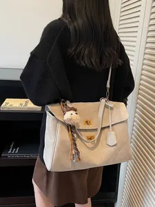 Bolso tote retro grande de ante beige con colgantes para mujeres de oficina