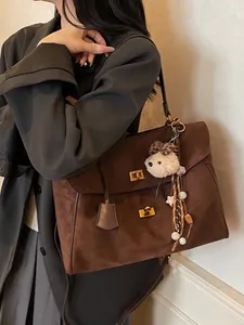 Bolso tote grande vintage marrón oscuro con colgante de oso y hebillas doradas