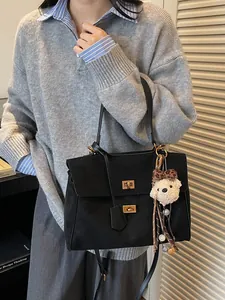 Bolso tote vintage negro grande con cierres dorados y colgante de oso para mujer