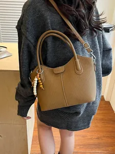 Braune Shopper-Tasche mit Falten-Design, Vintage-Stil und dekorativem Perlenanhänger