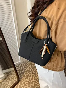 Schwarze gestreifte Leder-Bucket-Bag mit Holzperlenanhänger für Damen an der Schulter