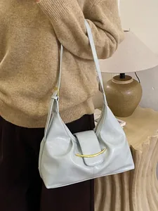 Sac baguette bleu clair minimaliste en similicuir brillant avec détails dorés