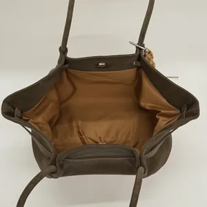 Vista superior del interior del bolso verde oliva con cierre magnético y adorno de leopardo
