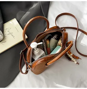 Vue macro de l'intérieur du sac baguette marron avec rangement et texture tressée