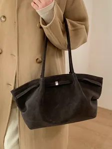 Bolso tote minimalista de ante oscuro para mujer con hebilla plateada y correas dobles de hombro