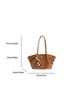 Bolso tote marrón con elegante amuleto de leopardo y dimensiones detalladas
